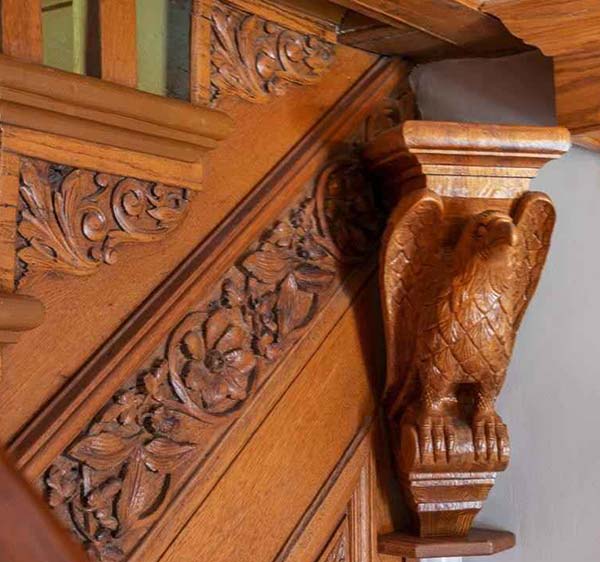 decorative moulding in the shape of a perched eagle
